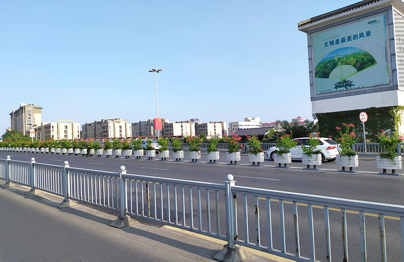 江蘇蘇州,一桶一鏈道路隔離花箱
