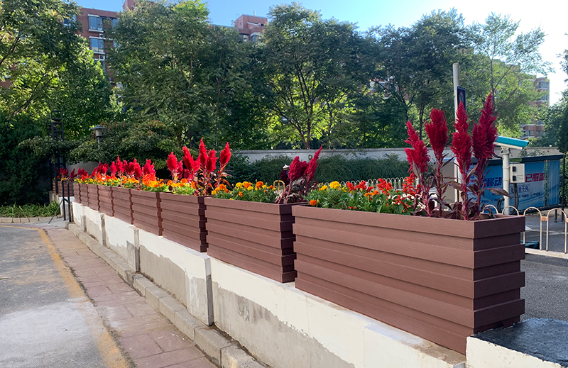 北京海淀區(qū),紅檀色塑木花箱隔離
