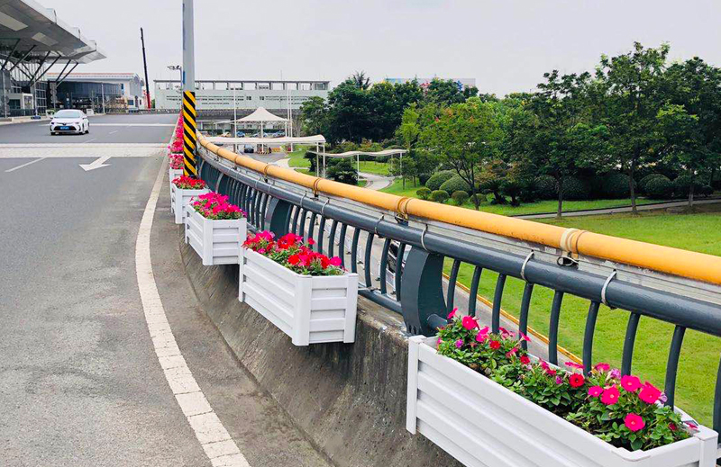 江蘇無(wú)錫，護(hù)欄壁掛式花箱